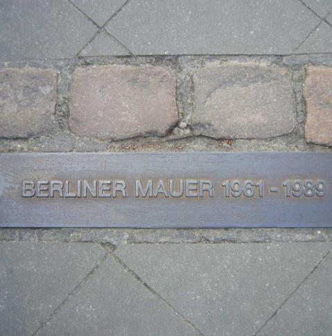 Markierung des Verlaufs der Berliner Mauer Berliner Mauer Markierung