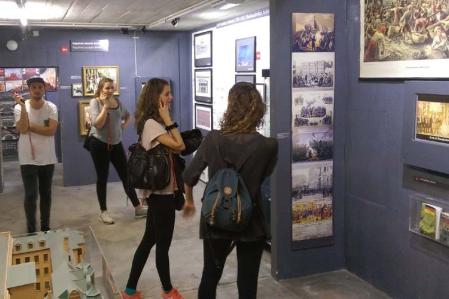 Besucher im Berlin Story Museum